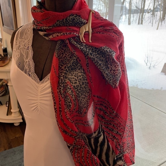 Giraffe theme scarf in red and black with a giraffe brooch gold tone brushed - Picture 8 of 8